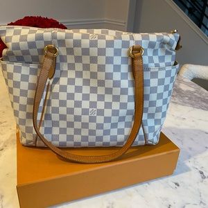 Rare Authentic Louis Vuitton Totally MM Damier Tote Bag. LV no longer makes